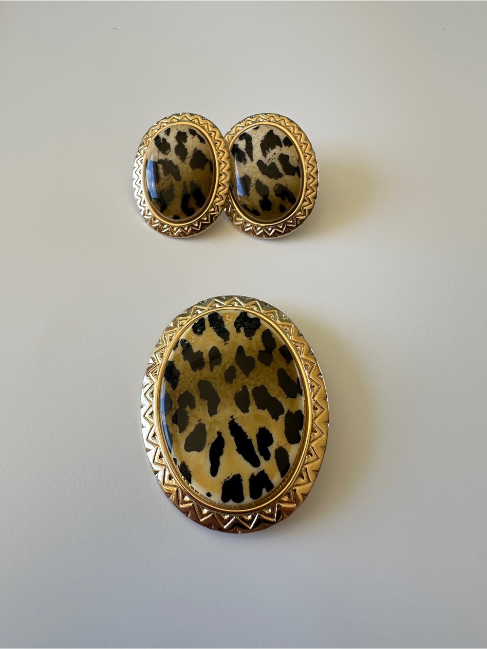 Gold-Tone Leopard Print Oval Brooch and Earrings Set